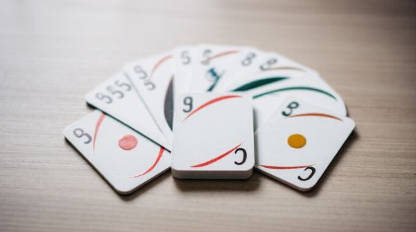 Règles de Uno : piocher des cartes expliquées en 5 étapes